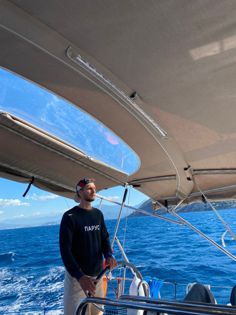 В общем, какое-то время удавалось совмещать яхтинг с работой. Но со временем всё изменилось