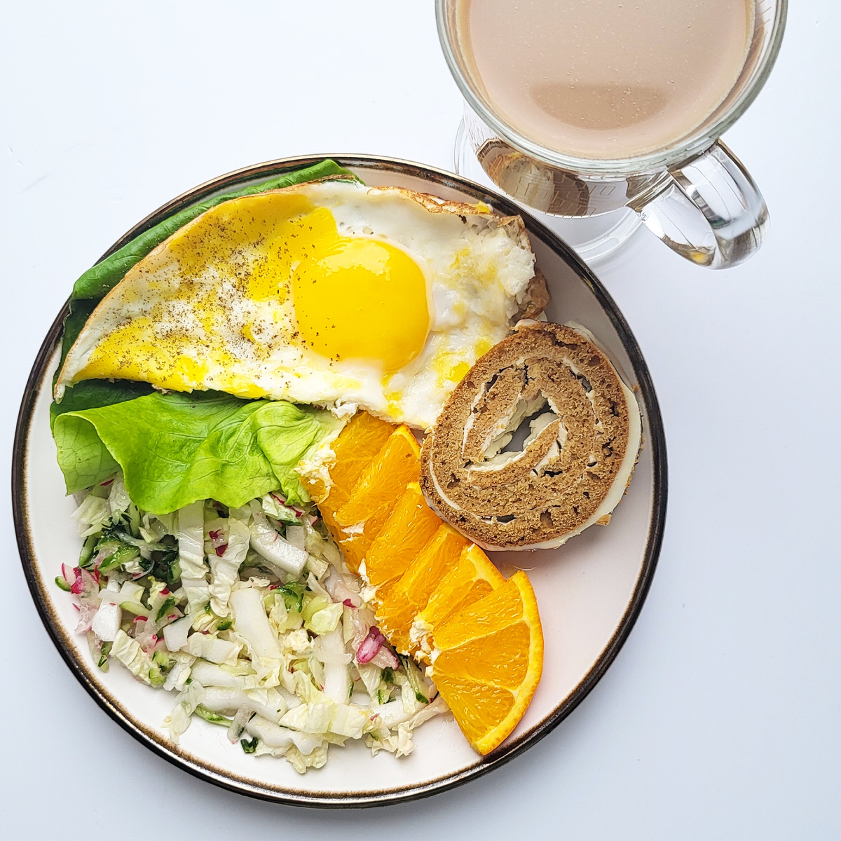 Сбалансированная тарелка завтрака.