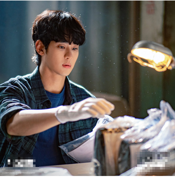 Снимок с экрана монитора. Стоп кадр дорамы *Подделка*