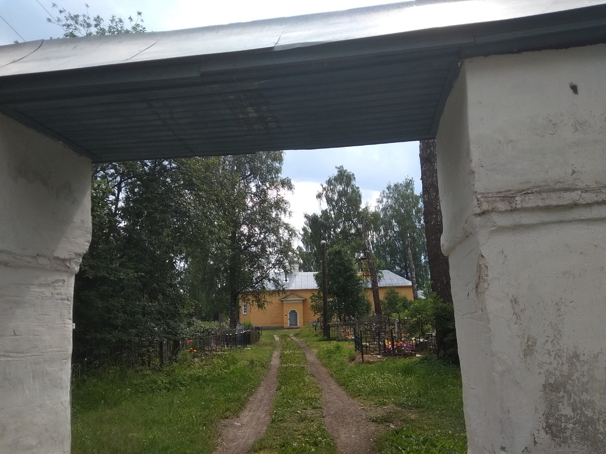 фото автора/вход на кладбище в Весьегонске