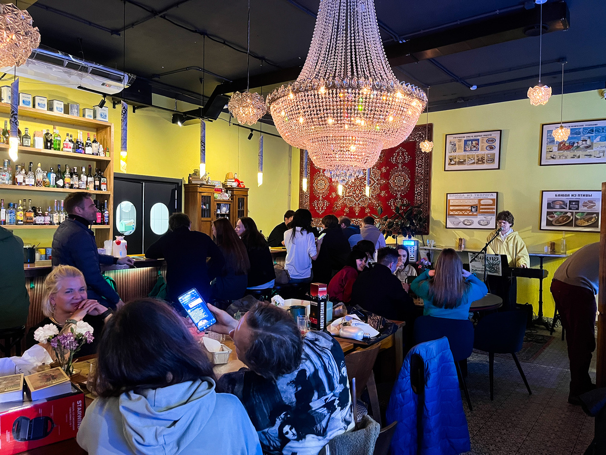 Вид на зал, барную зону и живое выступление →