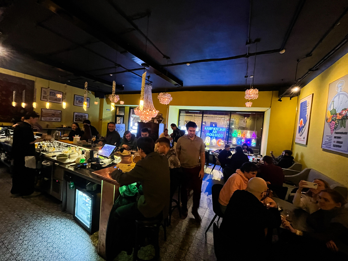 Вид на зал с другого ракурса →