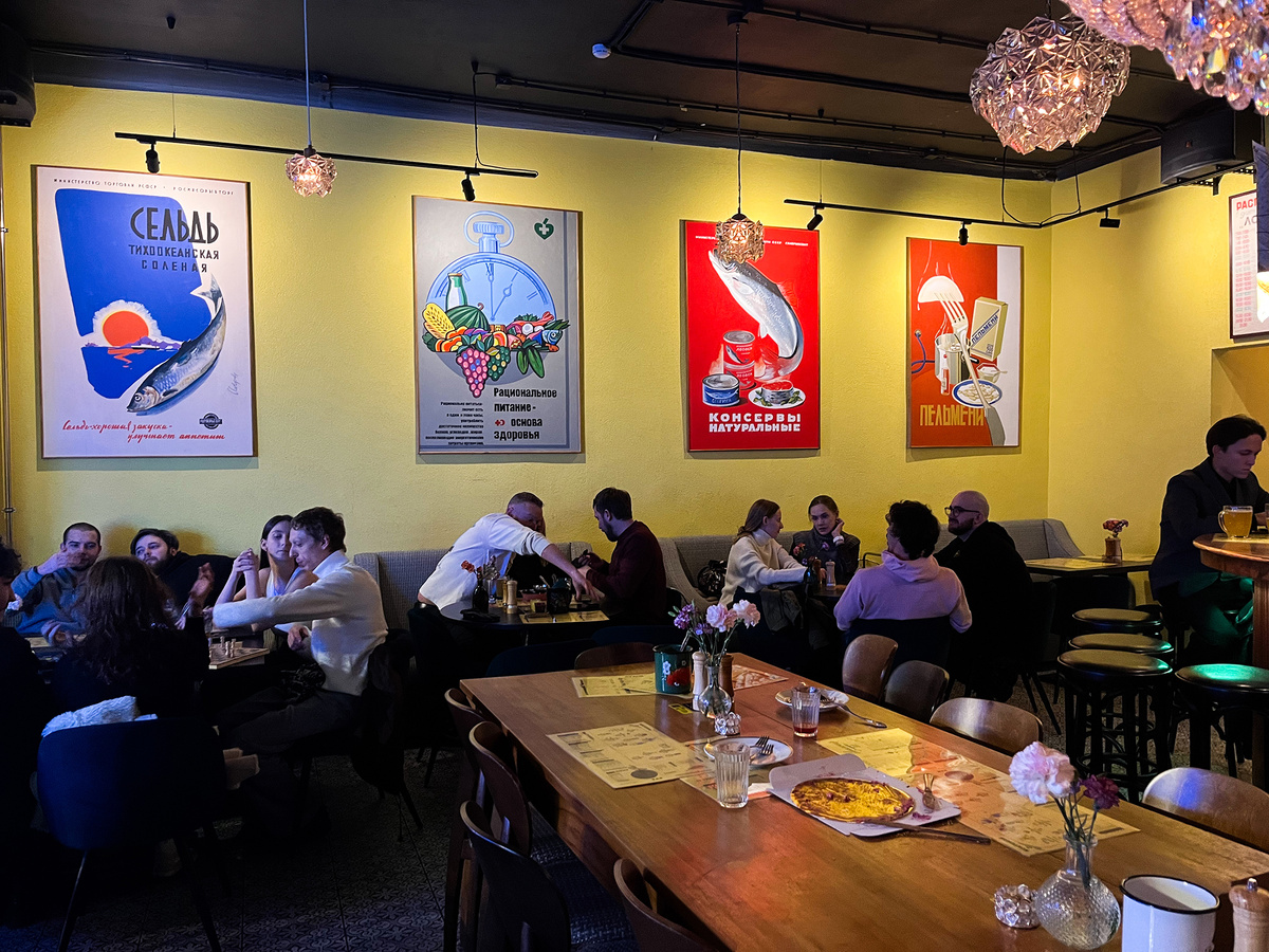 Советские плакаты как часть декора →