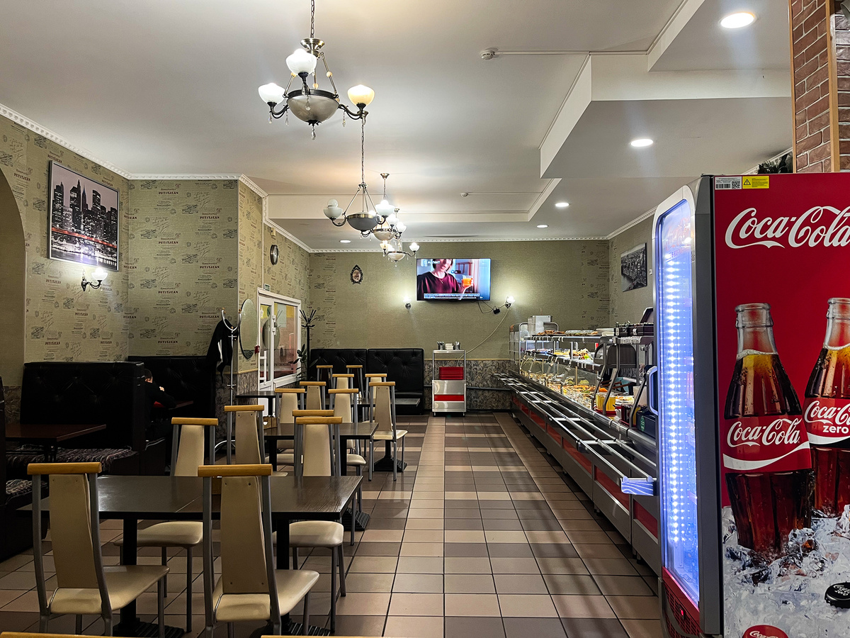 Вид на зал →