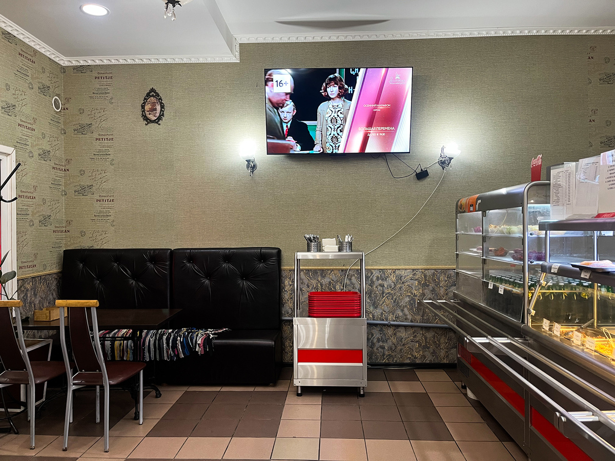 Столик у входа, станция с приборами и подносами, начало линии раздачи →