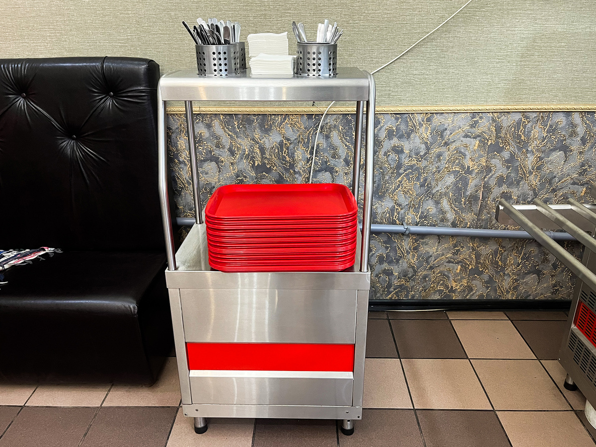 Станция с подносами и приборами →