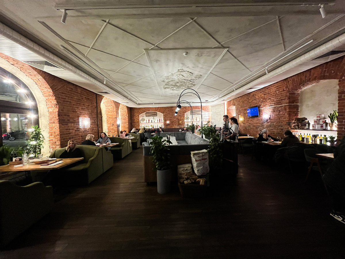 Интерьер основного зала →