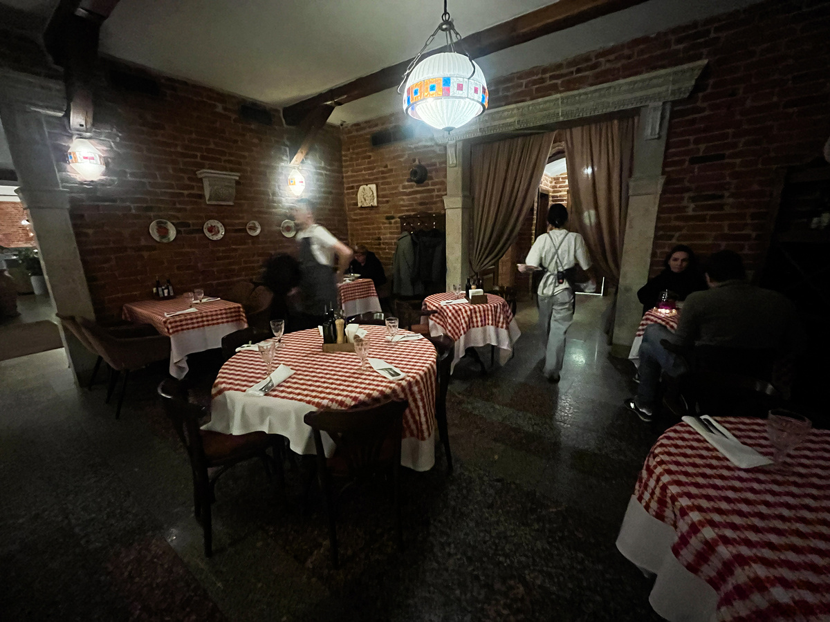 Зал с камином →