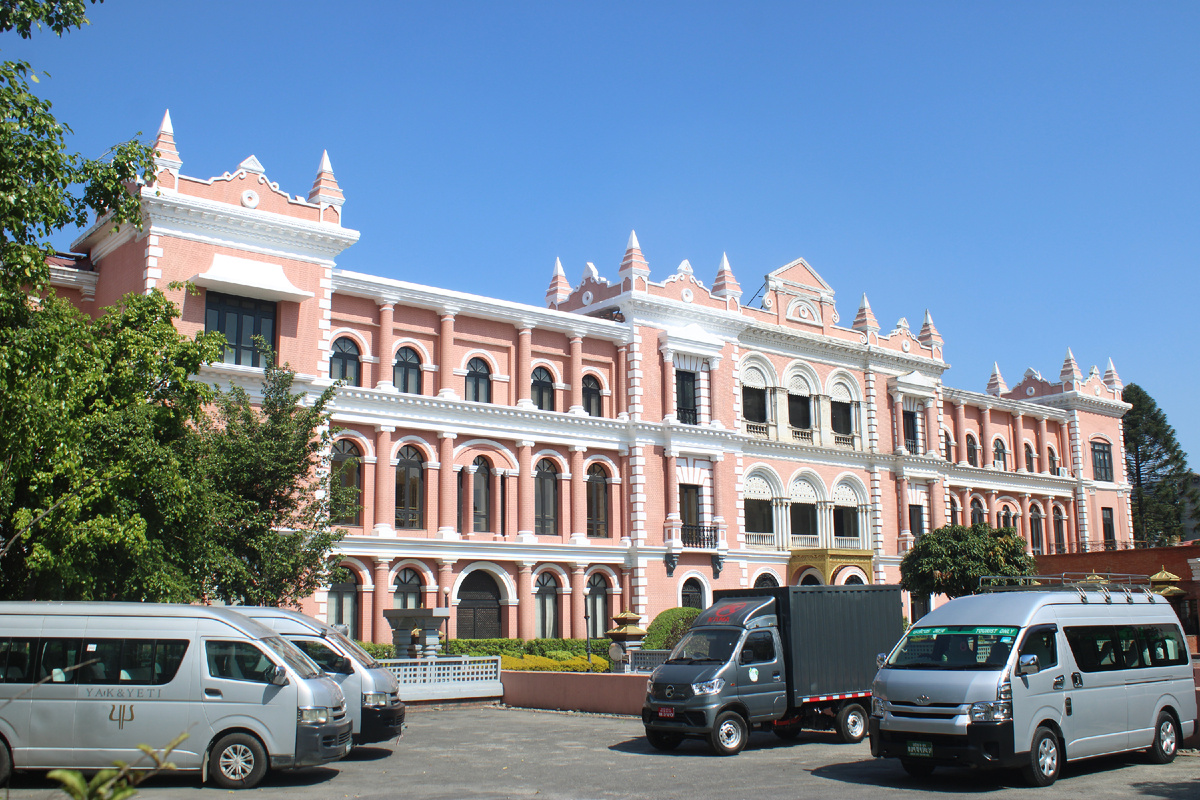 Дворец, прямо рядом с королевским