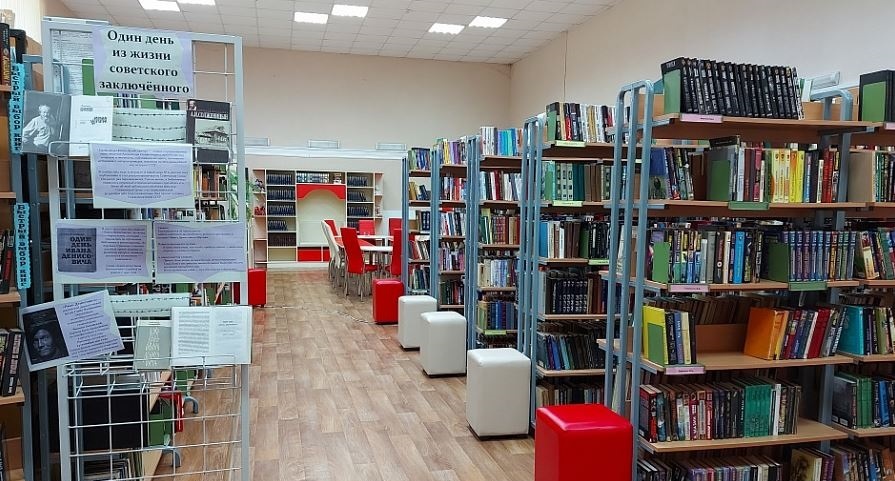 Так выглядела Пречистенская библиотека до того, как стать модельной. Красно-белая мебель, кстати, куплена на средства, полученные в 2019 году за победу в региональном проекте "Наш клуб. Наша библиотека" (https://culture76.ru/places/biblioteki/tsentralnaya-biblioteka-posyelka-prechistoe/).