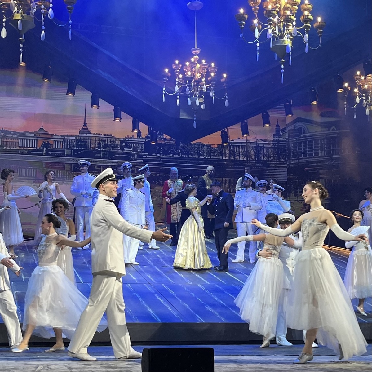 Красивый вальс открывал спектакль, и мне кажется, он очень быстро станет изветсным и любимым для многих