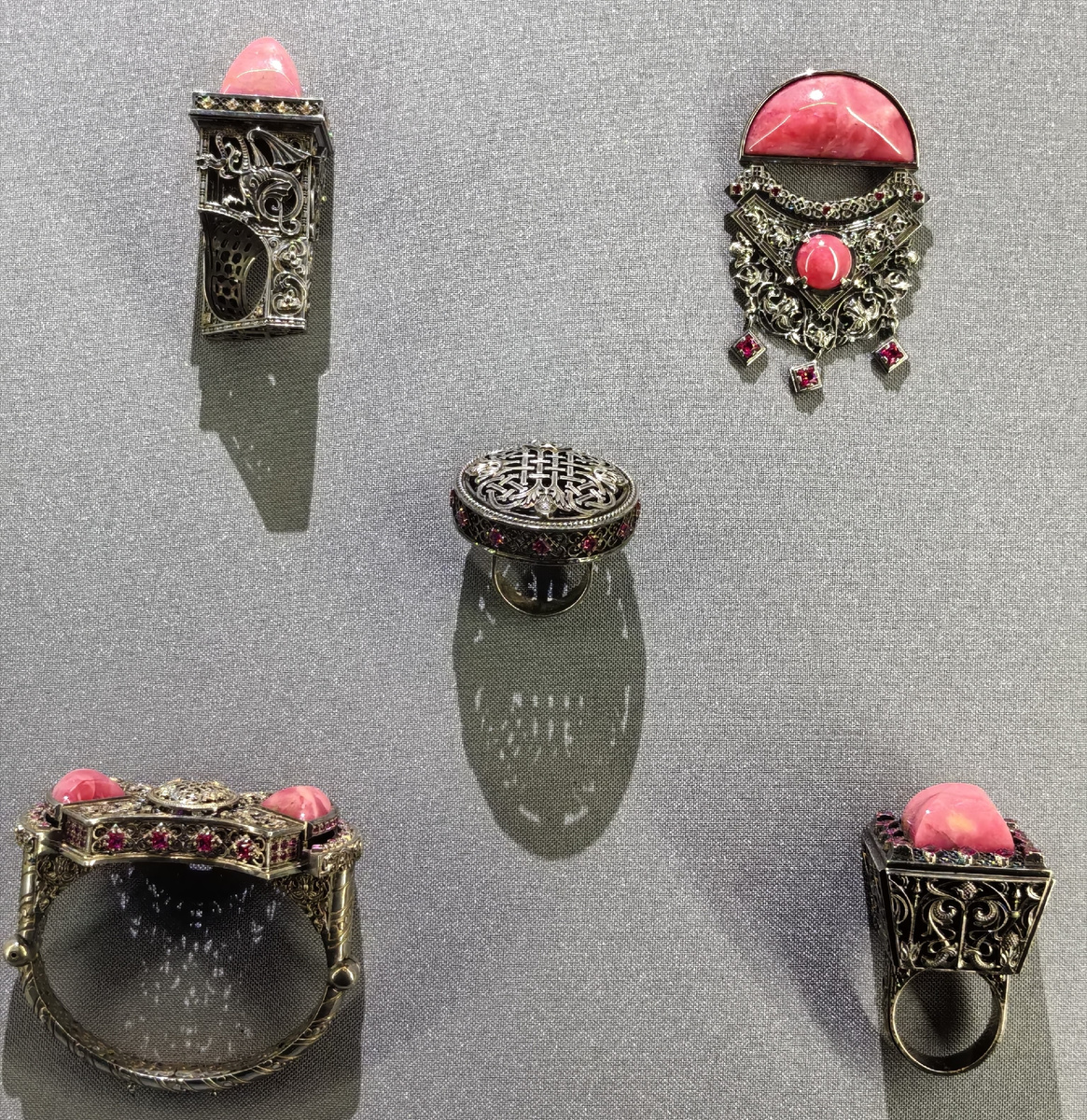 А. Попов. Серия "Нам улицы свердловские знакомы и близки". Серебро, яшма, фианит, литье по выплавляемым моделям.