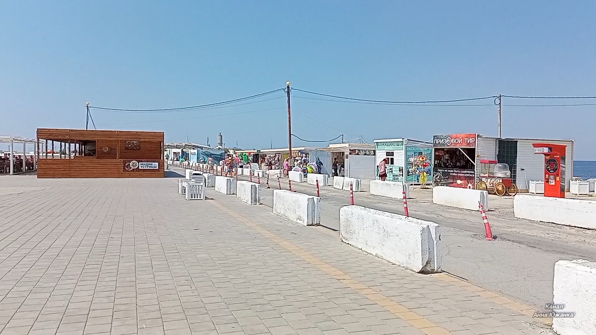 Село Большой Утриш, дорога к пляжу и дельфинарий. Фото автора.