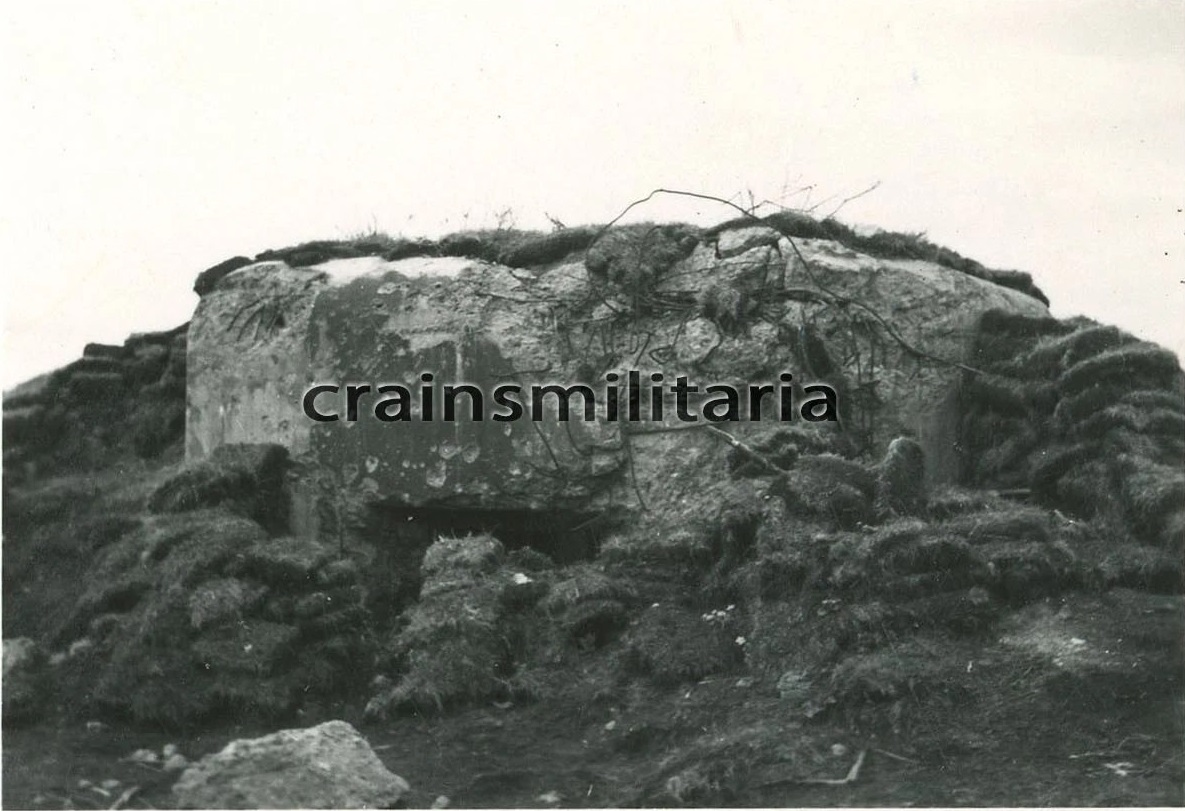 Первое сооружение представляет собой пулеметную огневую точку, обстрелянную с фронта артиллерией и, возможно, стрелковым оружием