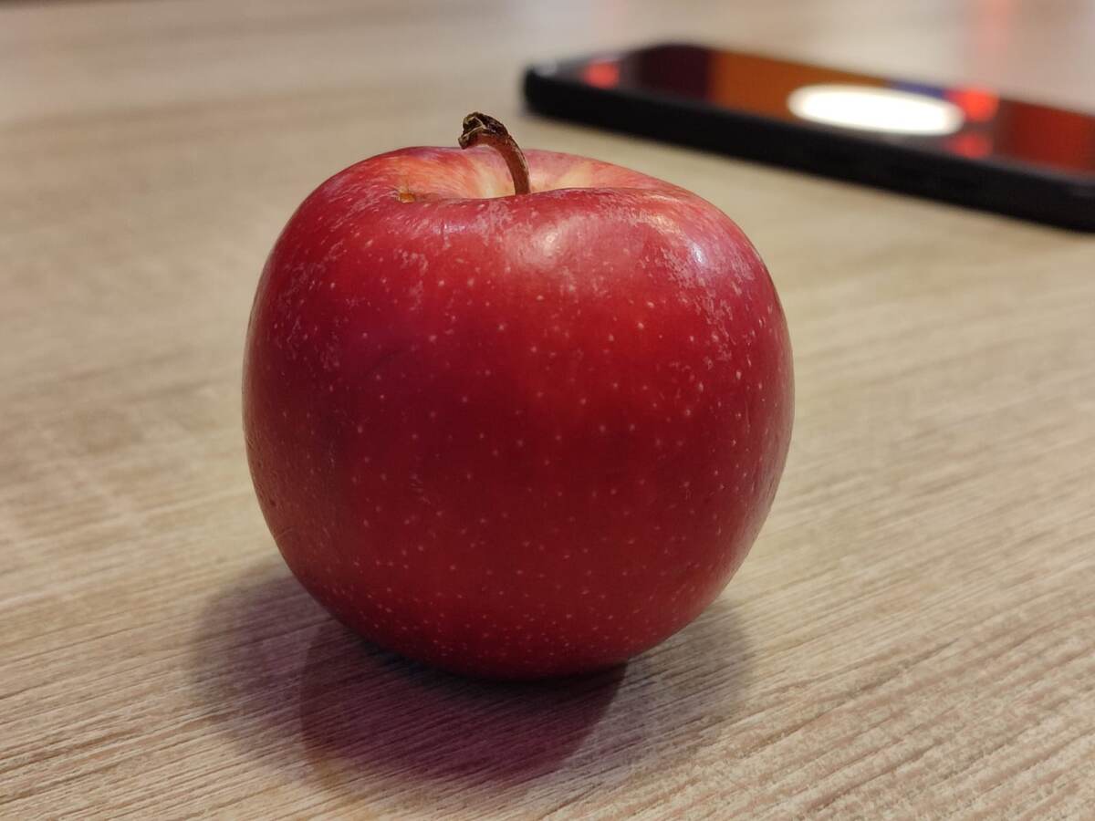 Мы, говоря о первом грехе, яблоко и подразумеваем. Хотя... кто знает, какой плод это был... 