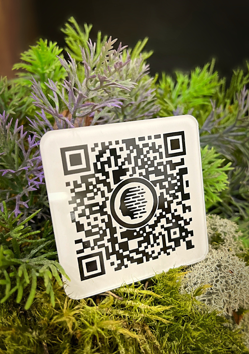 Физическая табличка с QR кодом (материал оргстекло)