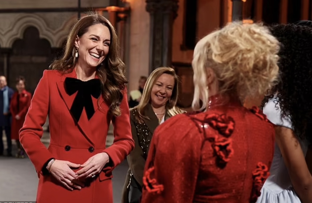 Сияющая принцесса Уэльская стоит с Оливией Дин и Паломой Фейт в Вестминстерском аббатстве в день рождественской службы Together At Christmas.