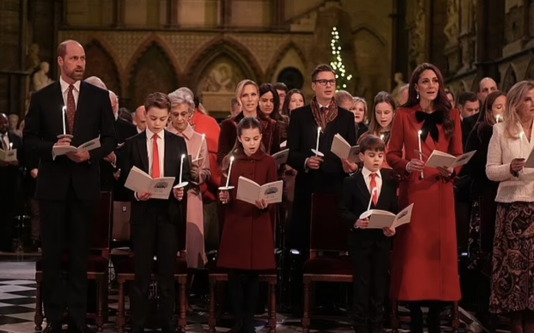 Принц Уэльский, принц Джордж, принцесса Шарлотта, принц Луи и принцесса Уэльская во время рождественской службы «Вместе на Рождество». 
