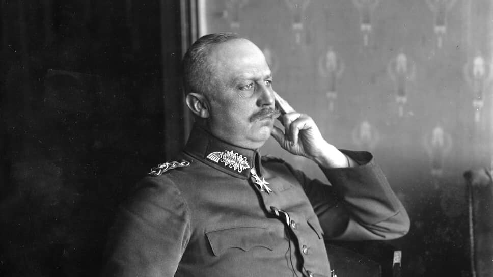 Генерал Эрих Людендорф был одним из представителей германского командования, которые в начале 1918 года еще питали надежды на преимущества мира с большевиками, но к осени уже признали неизбежность поражения. При этом ни Людендорф, ни его начальник в генеральном штабе — фельдмаршал Гинденбург ни в коем случае не хотели допустить, чтобы их соотечественники возложили вину за фиаско на военных.📷Фото: Alfred Kuehlewindt / ullstein bild / Getty Images