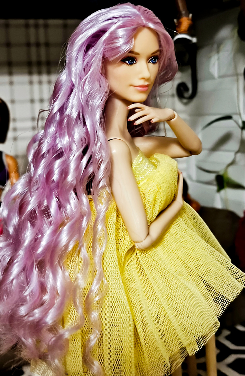 Свежезавитые локоны Карины.