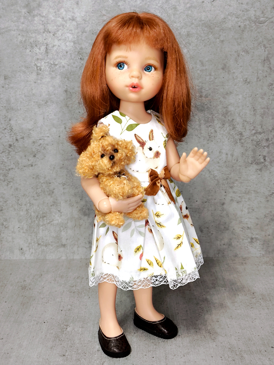 Кристюша демонстрирует призы для осеннего конкурса в ВК