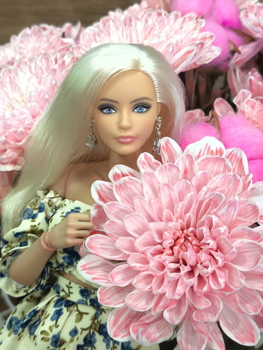 Карла в цветах всегда выигрышно смотрится