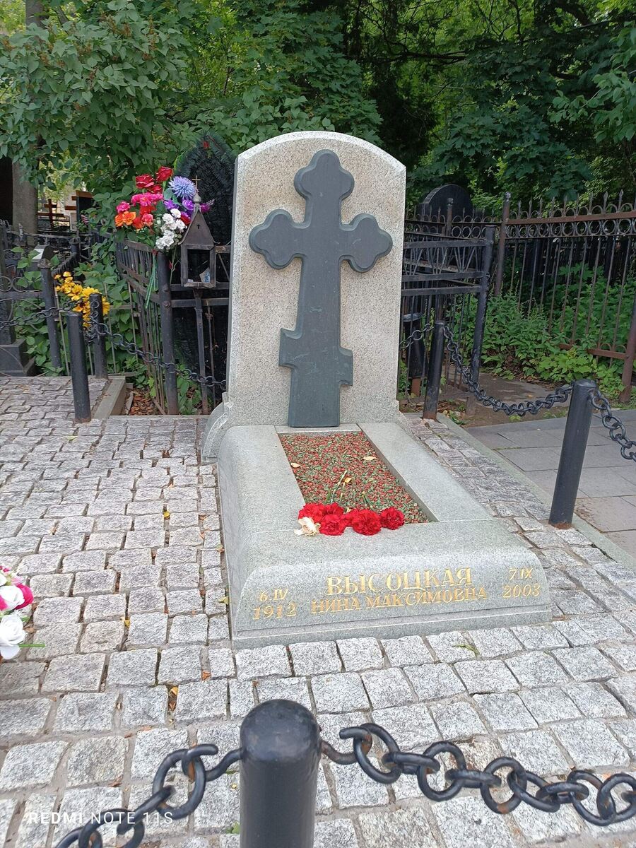 Могила мамы великого поэта, находится рядом с ним