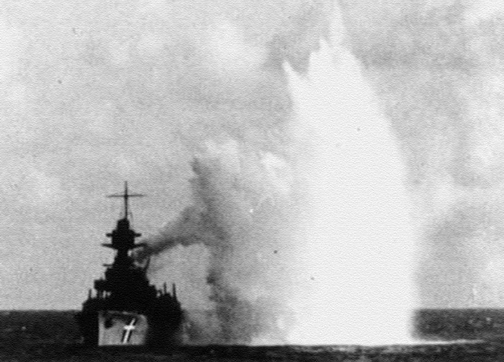 Датский броненосец береговой обороны «Niels Juel» под ударами авиации - последнее фото, снятое во время атак немецких пикировщиков.
