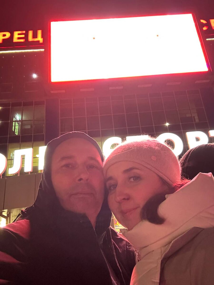 В очереди простояли полчаса, не меньше,