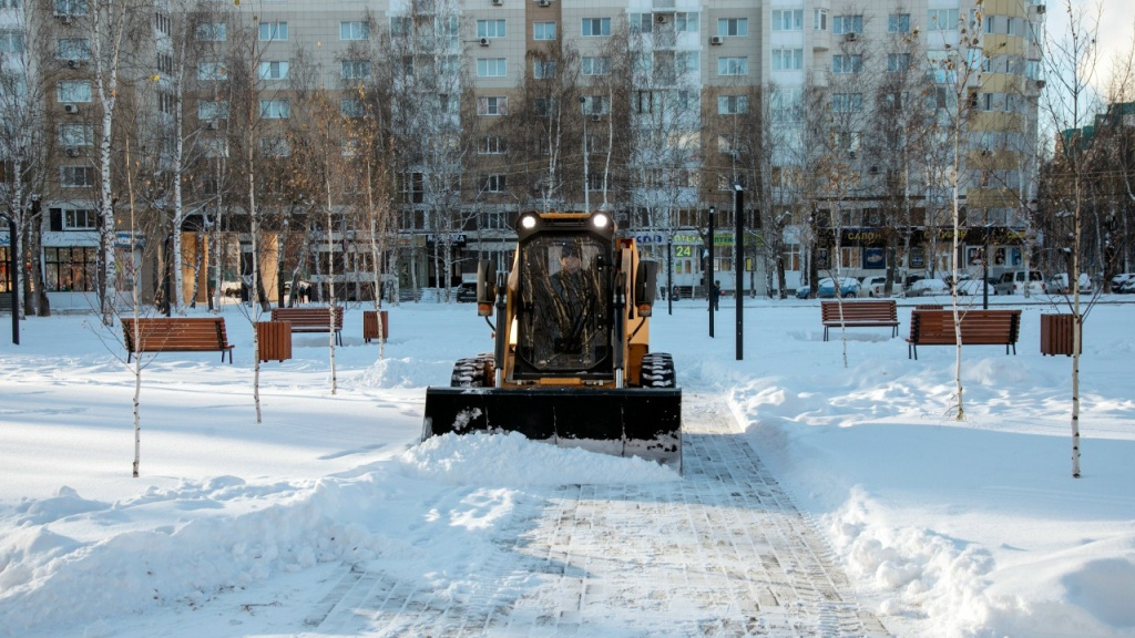    В Сургуте за очистку 50 парков и скверов от снега отвечает 30 единиц спецтехники
