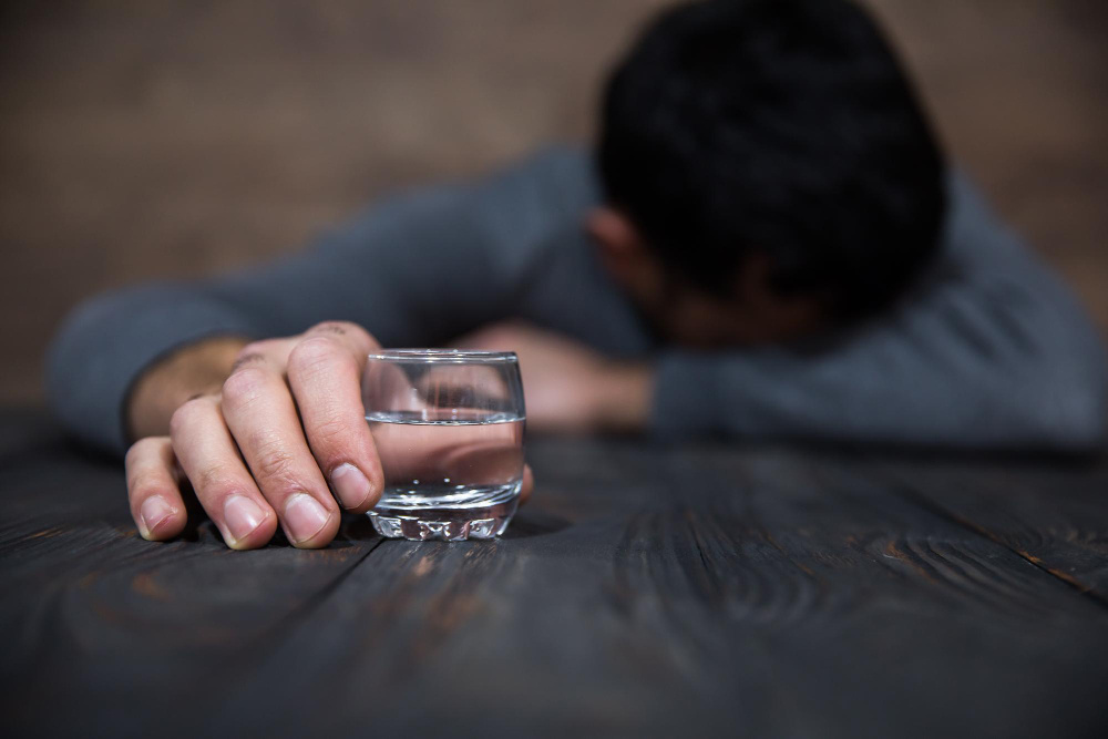 Что происходит с этанолом в организме: простыми словами. (источник изображения: freepik.com)