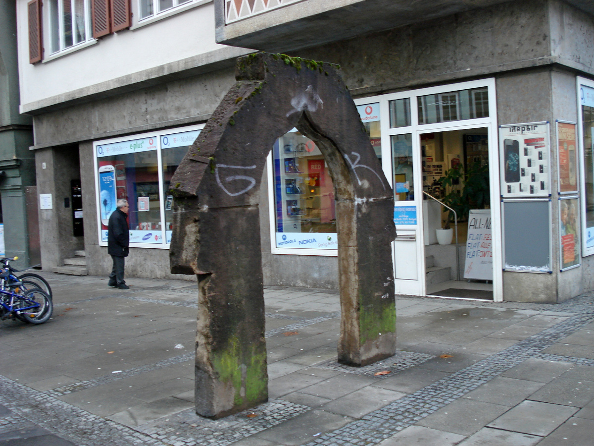 Это, видимо, бывший вход в жилище или калитка во двор.