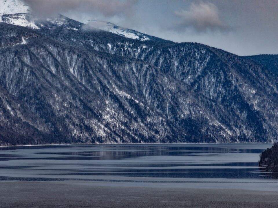    Середина ноября на Телецком озере. Источник: Роман и Татьяна Воробьёвы / Алтайский заповедник