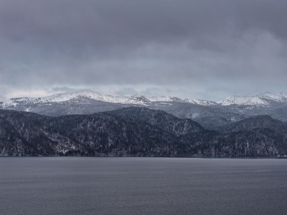    Середина ноября на Телецком озере. Источник: Роман и Татьяна Воробьёвы / Алтайский заповедник