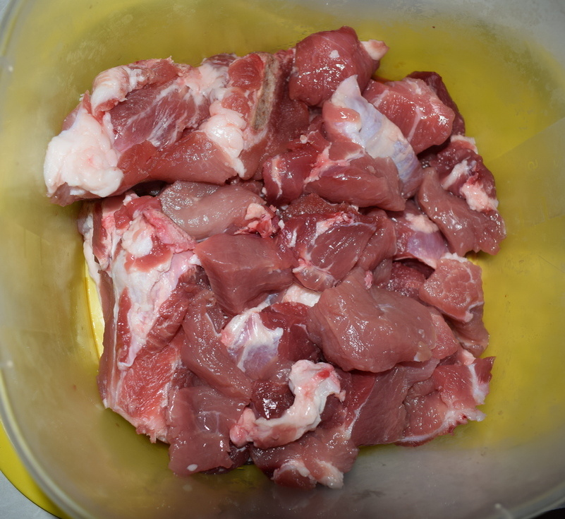 Нарезаем мясо