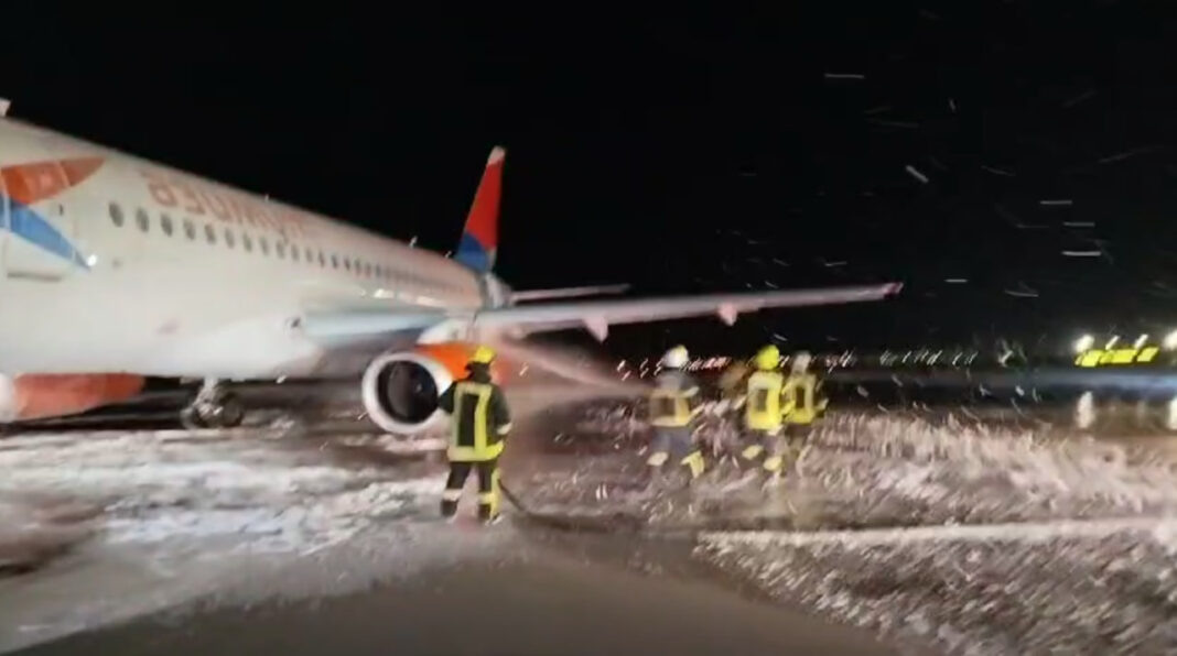    Ликвидация огня на борту SSJ-100 в Анталье 24 ноября. Фото: скрин видео из соцсетей