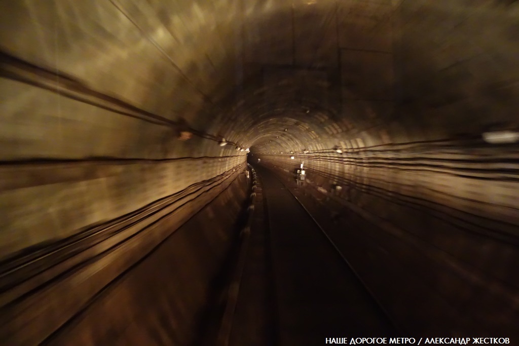 Скорость. Фото автора из книги "Наше дорогое метро"
