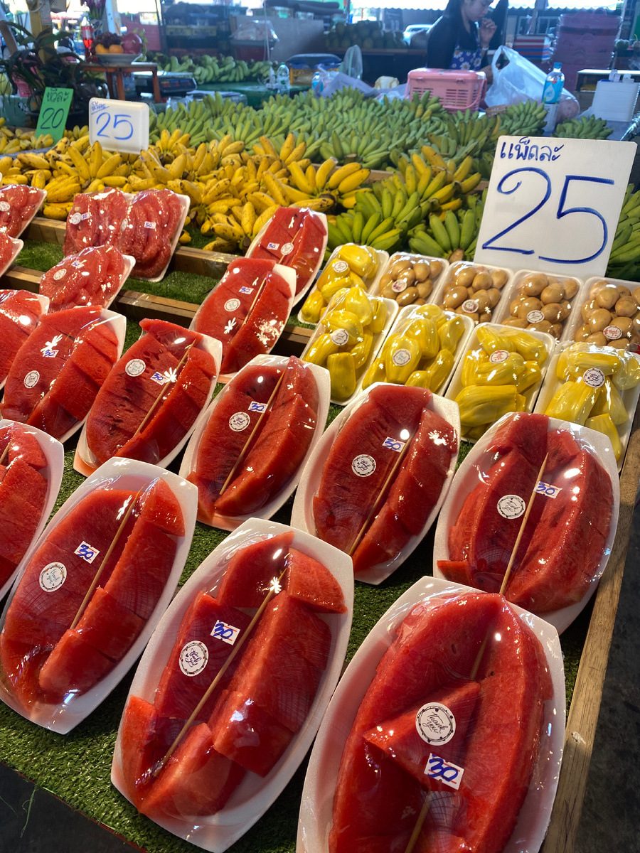 Рынок Ратанакорн - манго только в этом году дороже из за конфликта с Камбоджей