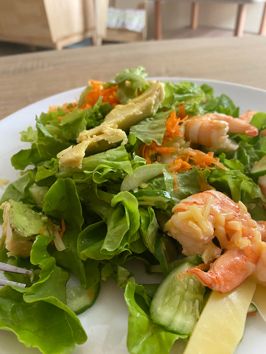 примерная себестоимость салата с креветками 150 -180 руб за порцию 