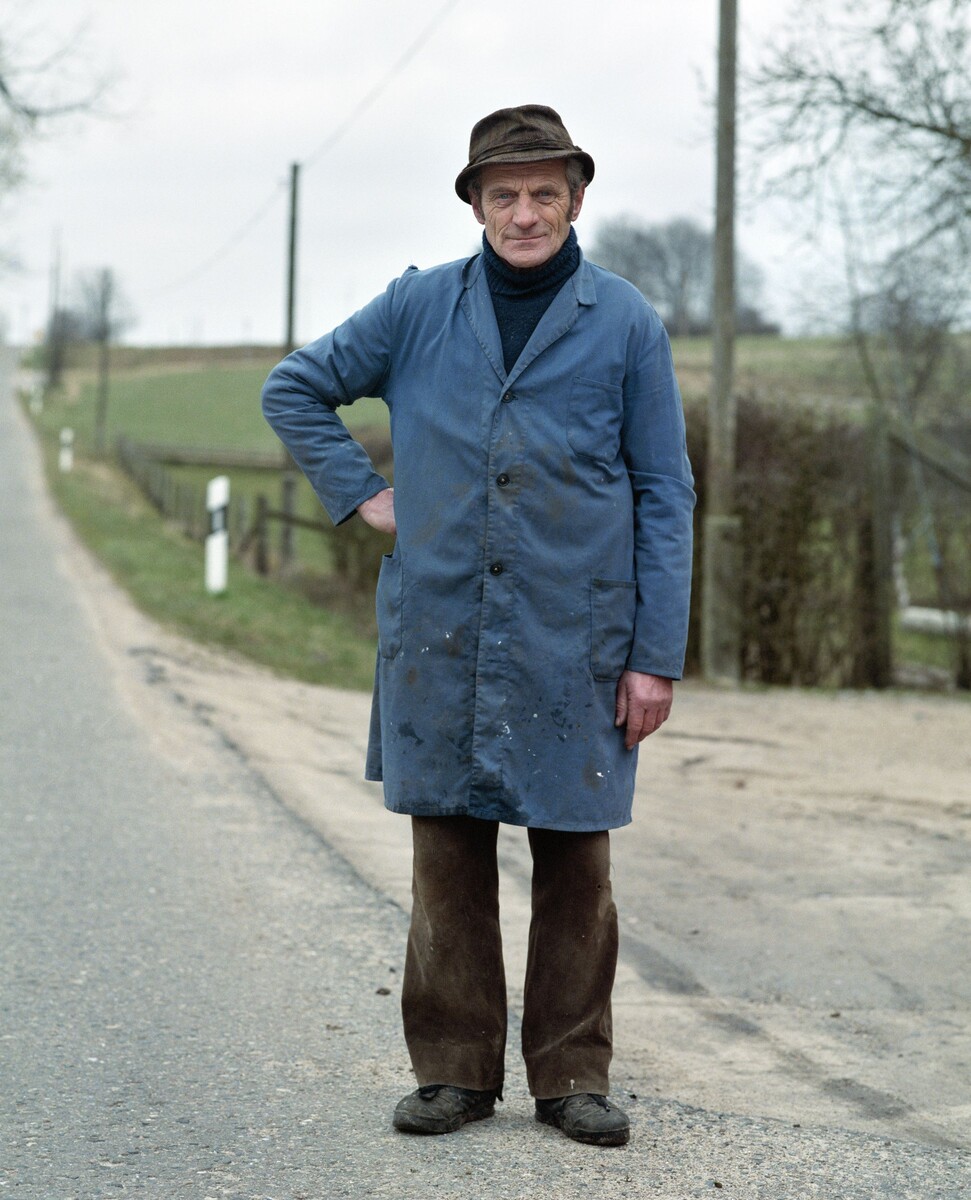 Уверенный в себе человек не озабочен вопросом "Как я выгляжу?".  - Если автор этого утверждения одевается не так, то он неуверен в себе!))