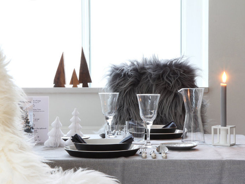 Подчеркнутое использование только двух цветов при декорировании стола создают стильный и торжественный образ.