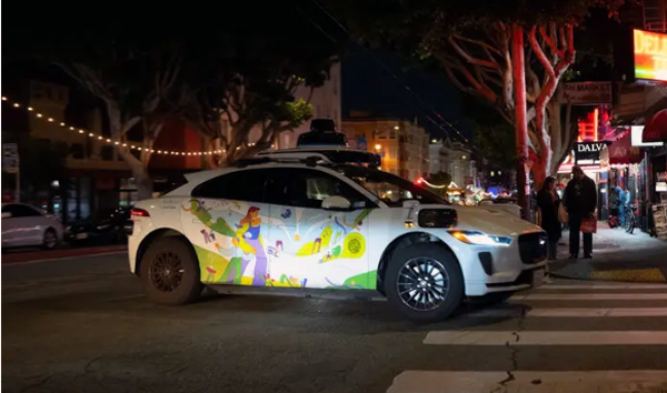 Беспилотное такси на ночной улице Сан-Франциско