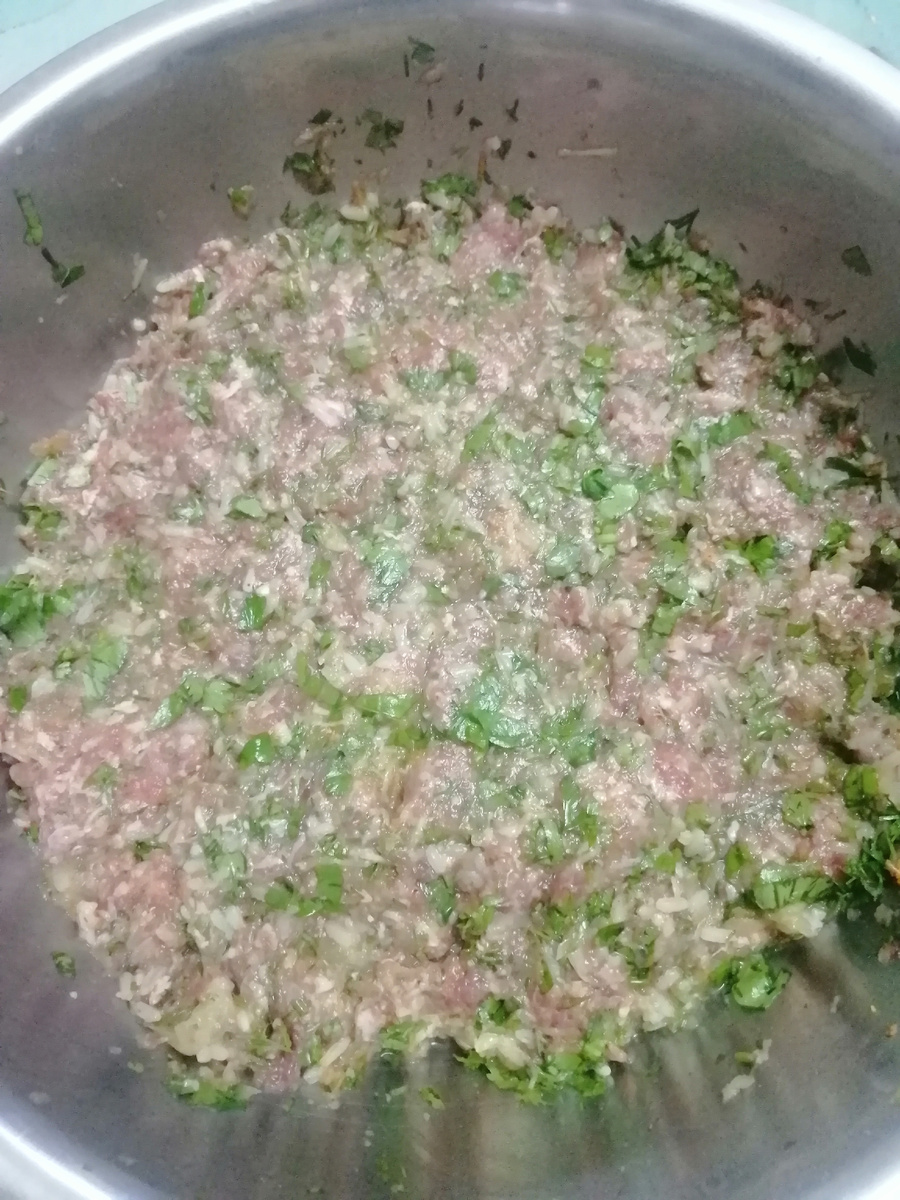 Замесила фарш.