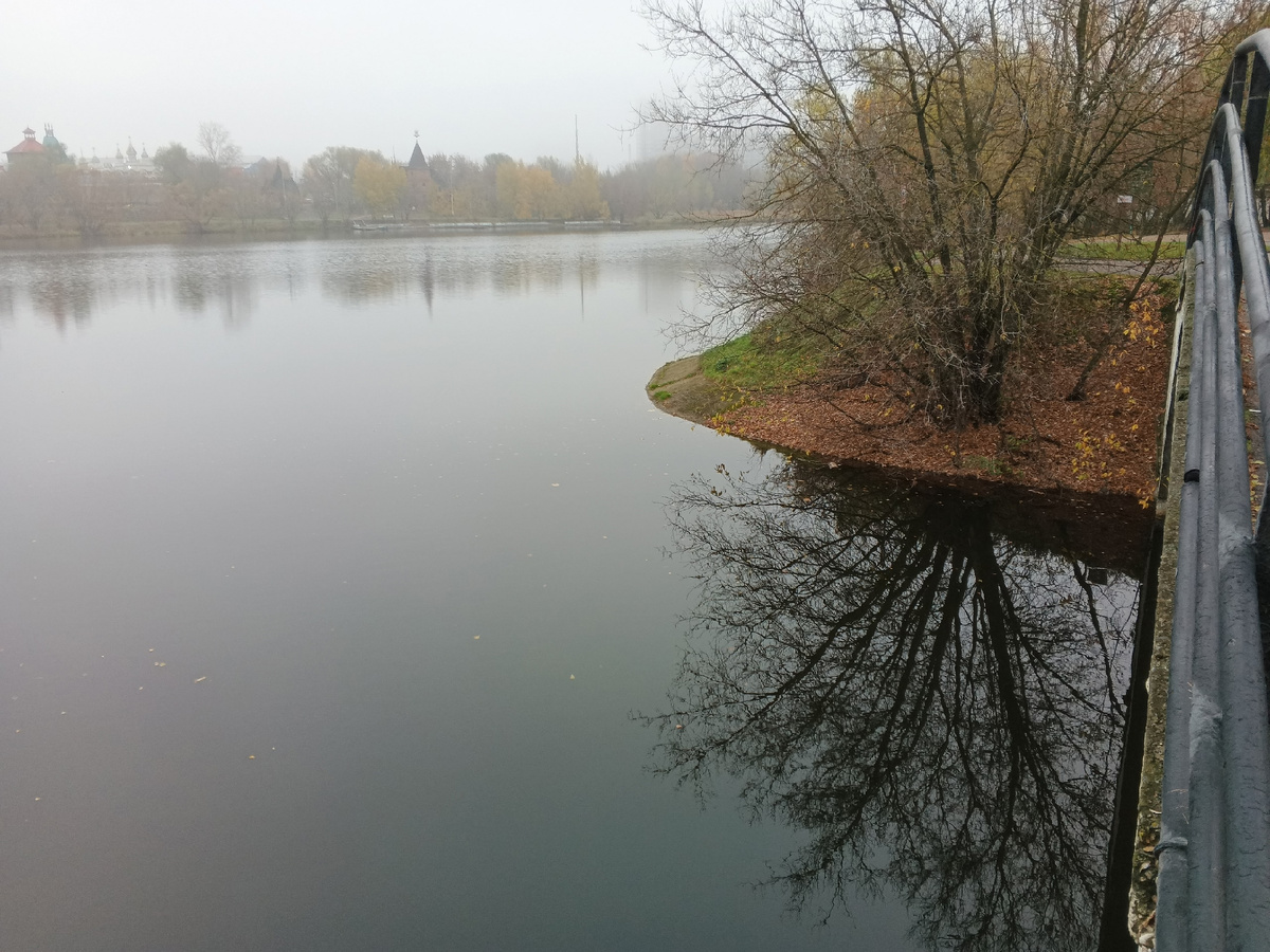 Туман над озером. Съёмка с моста. Фото Галины Малышевой.