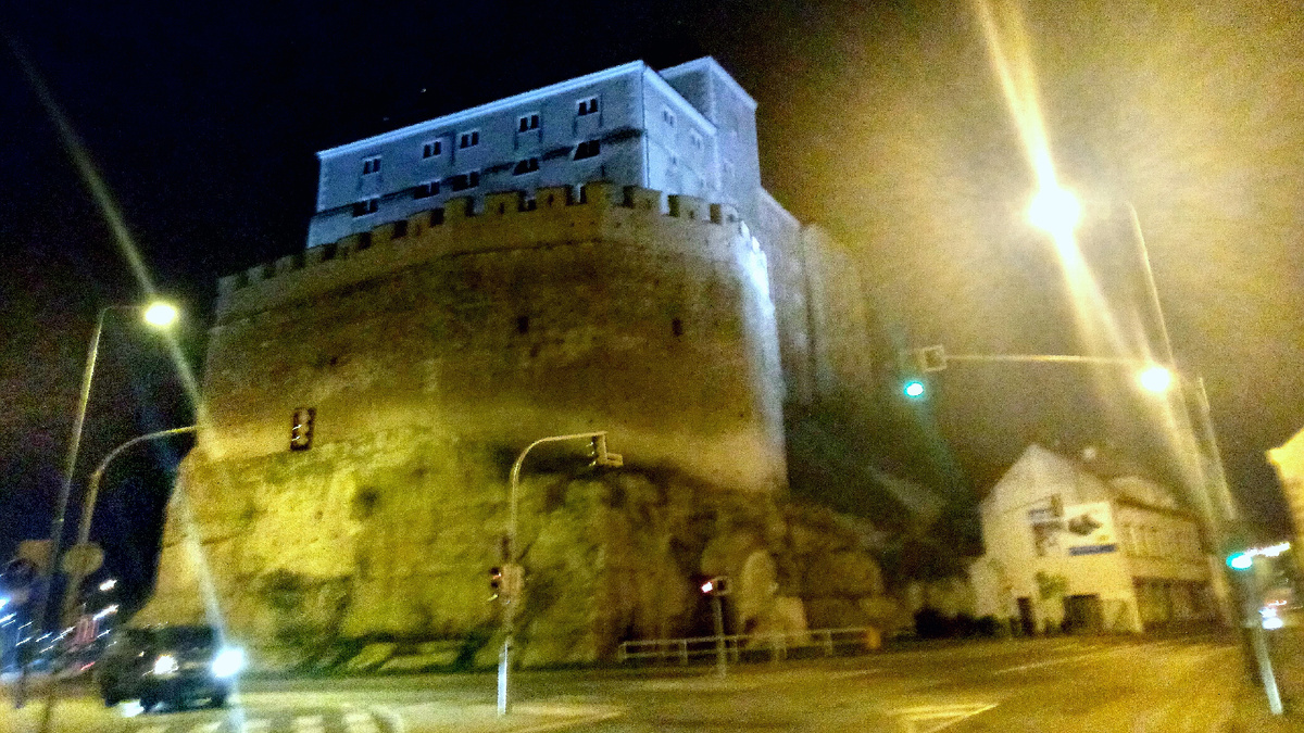 Замок на горе