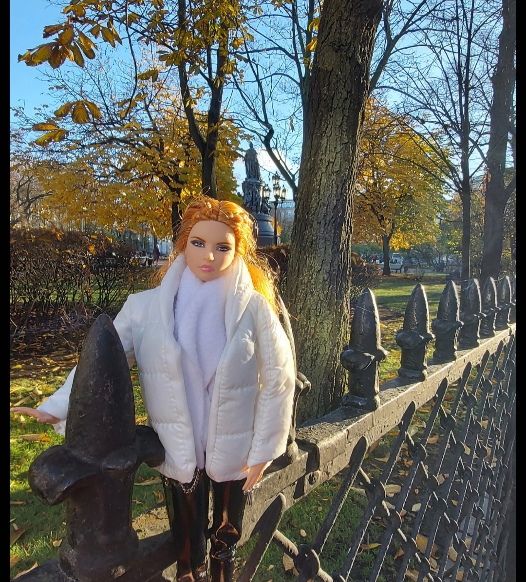 Рианна рядом с Екатерининским сквером.  Фото автора канала