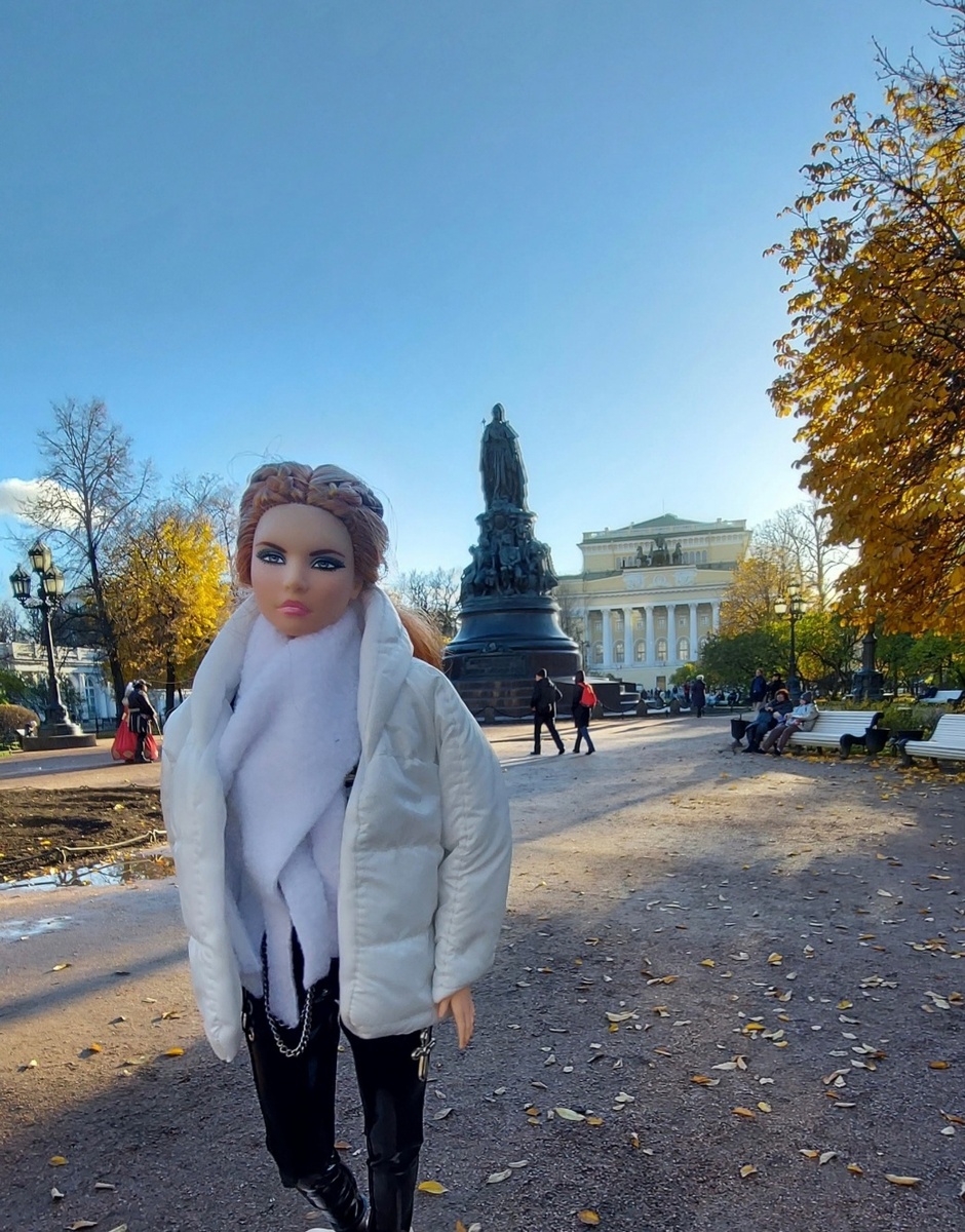 Рианна на фоне памятника Екатерине II и Александринского театра. Фото автора канала