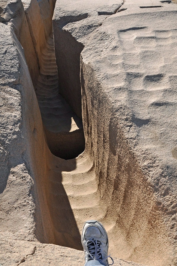 Желобки оставленные неизвестным инструментом