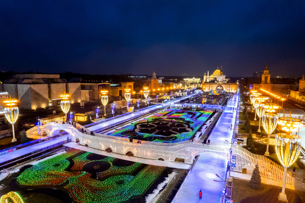 Каток ВДНХ (искусственный лед, что позволяет катку работать независимо от погодных условий)