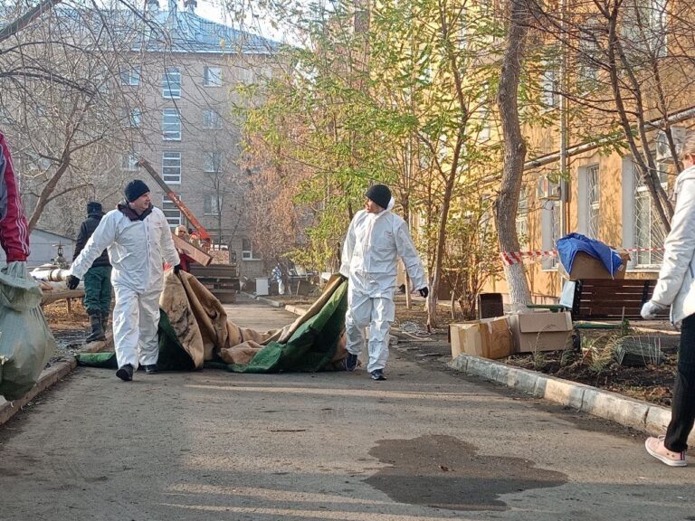    В Оренбурге горожане вышли на субботник после пожара в доме на Больничном Оренбуржье